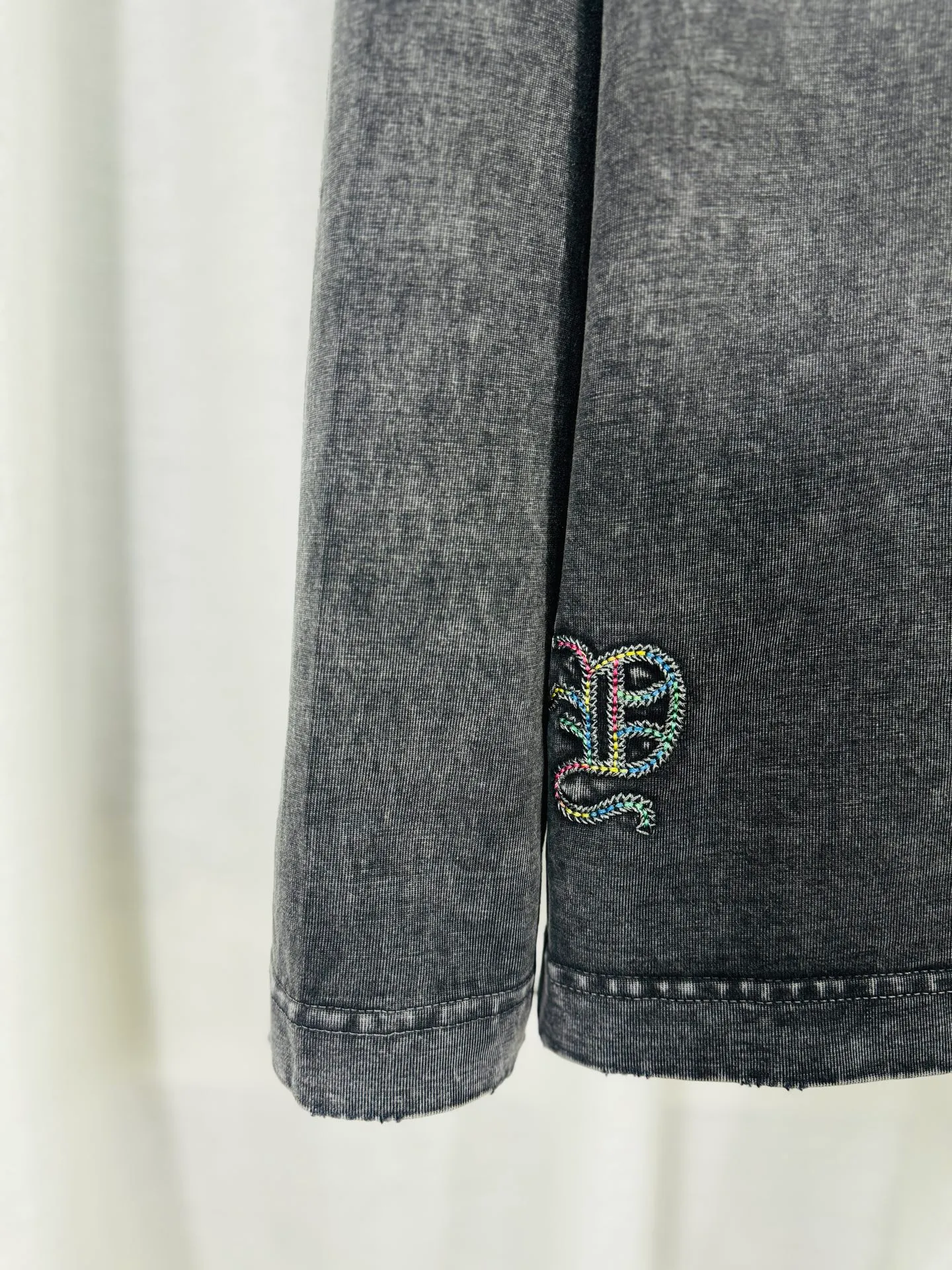 P260 ch high version Chrome Hearts 2025 new autumn and winter cross patch washed spray-painted long-sleeved T-shirt, fabric: 26 double yarns, 320 grams weight, Angra red thread weaving, heavy wash water➕fried color + spray-paint Printing process: colorful embroidery, secondary color spray-paint process Color: gray, red Size: S M L XL Style number: 5178